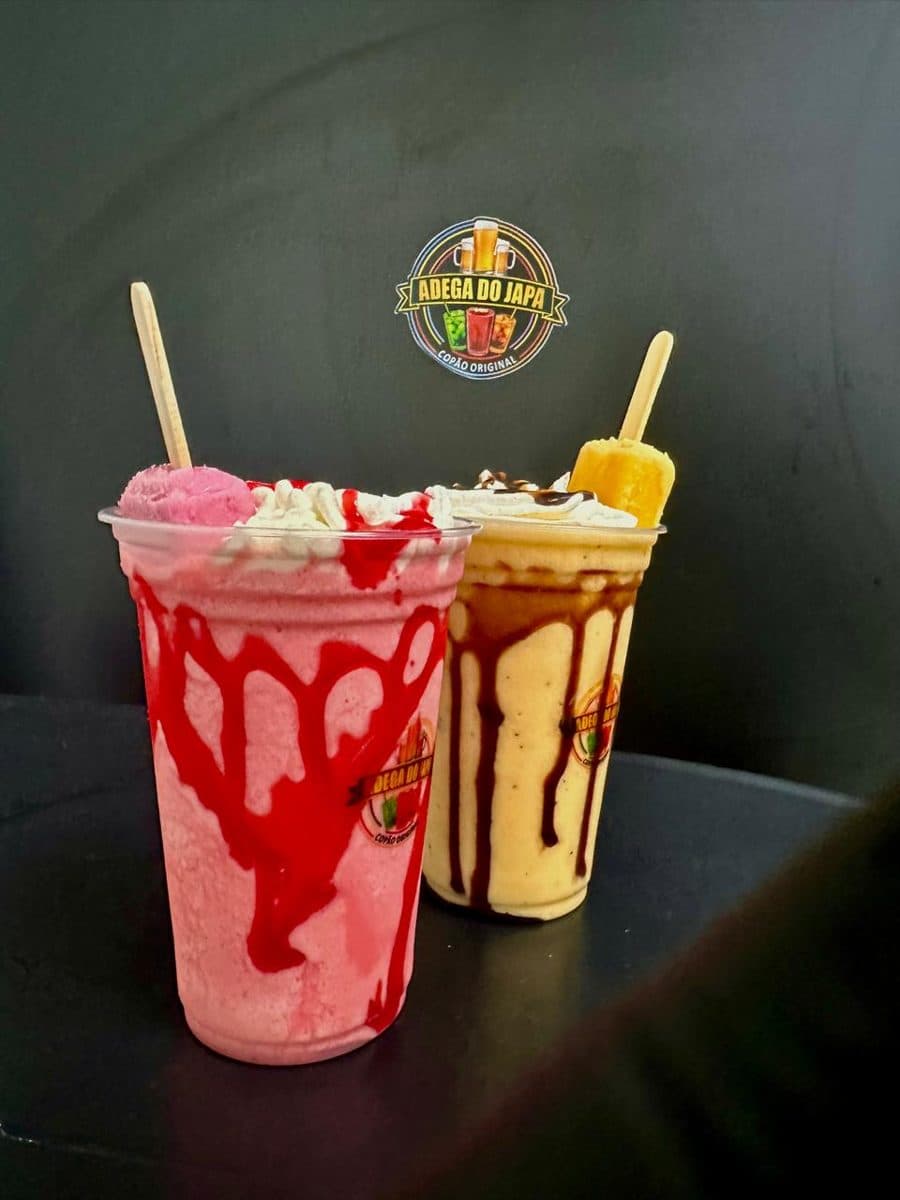 Copões cremosos rosa e amarelo com picolé, ao lado do selo Adega do Japa na parede